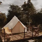 Dragonfly Gardens Urban Glamping אוהל מפואר בראשוב