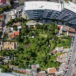 Dragonfly Gardens Urban Glamping אוהל מפואר בראשוב