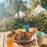 Dragonfly Gardens Urban Glamping בראשוב