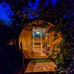 Dragonfly Gardens Urban Glamping * בראשוב