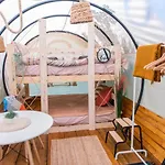 Dragonfly Gardens Urban Glamping אוהל מפואר