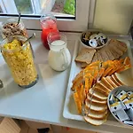 Dragonfly Gardens Urban Glamping אוהל מפואר *