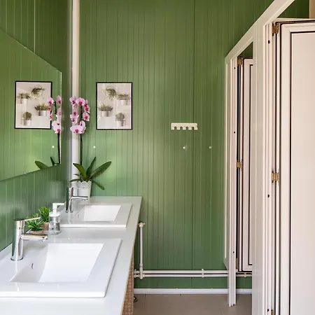 Luxury tent Dragonfly Gardens Urban Glamping