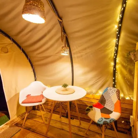 ラグジュアリーテント Dragonfly Gardens Urban Glamping