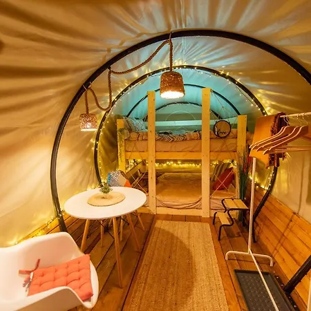 Dragonfly Gardens Urban Glamping ラグジュアリーテント
