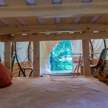ラグジュアリーテント Dragonfly Gardens Urban Glamping