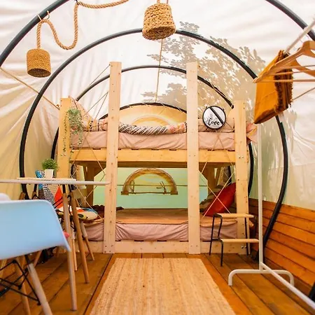 ラグジュアリーテント Dragonfly Gardens Urban Glamping