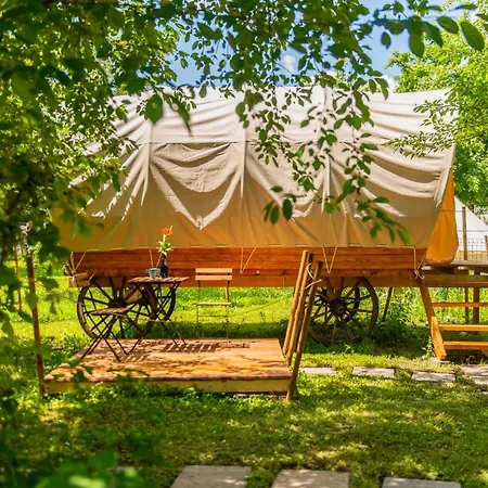 ラグジュアリーテント Dragonfly Gardens Urban Glamping