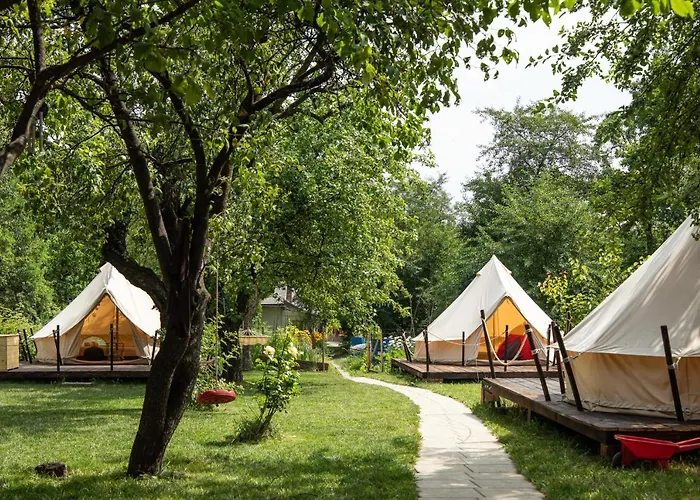Dragonfly Gardens Urban Glamping Luxuszelt *