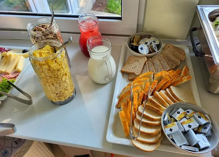 Dragonfly Gardens Urban Glamping Luxury tent *